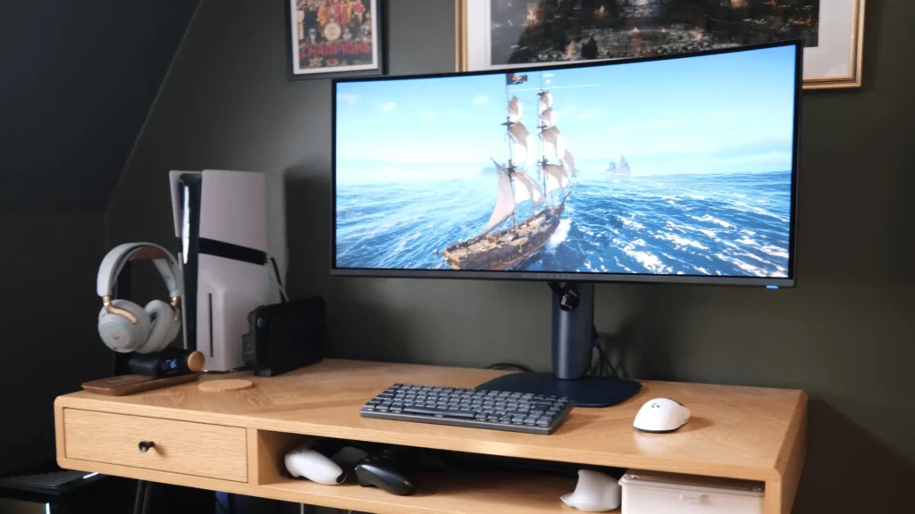 Vista frontal del Alienware AW3426DW mostrando su pantalla QD-OLED ultrawide durante una partida.