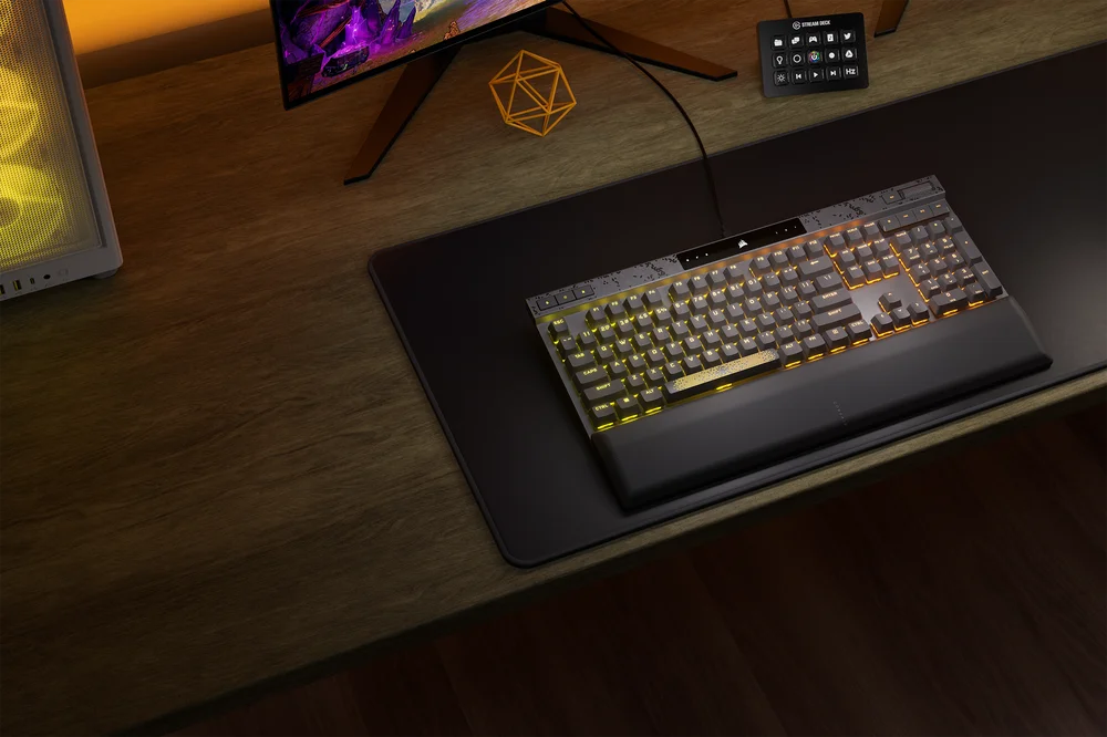 Corsair K70 Max con iluminación RGB activa
