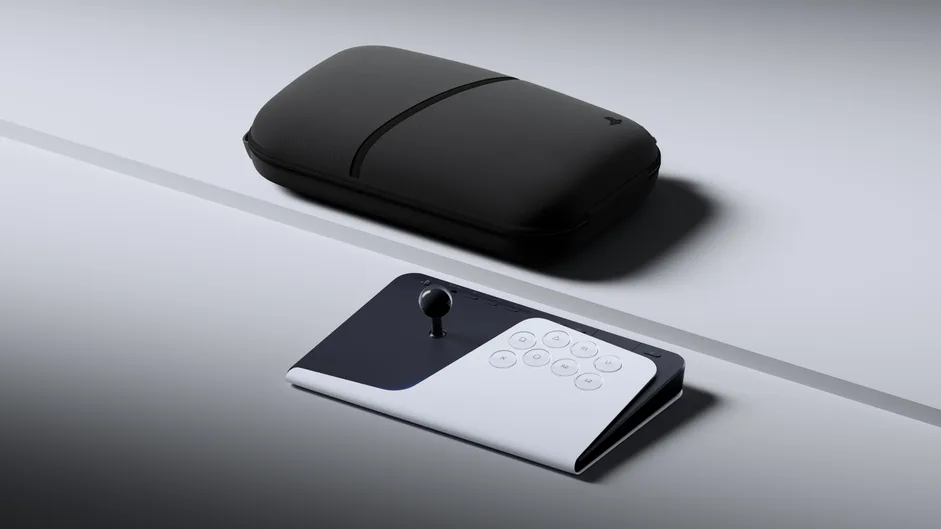PlayStation FlexStrike junto a una funda en una imagen relacionada con su retraso de lanzamiento.
