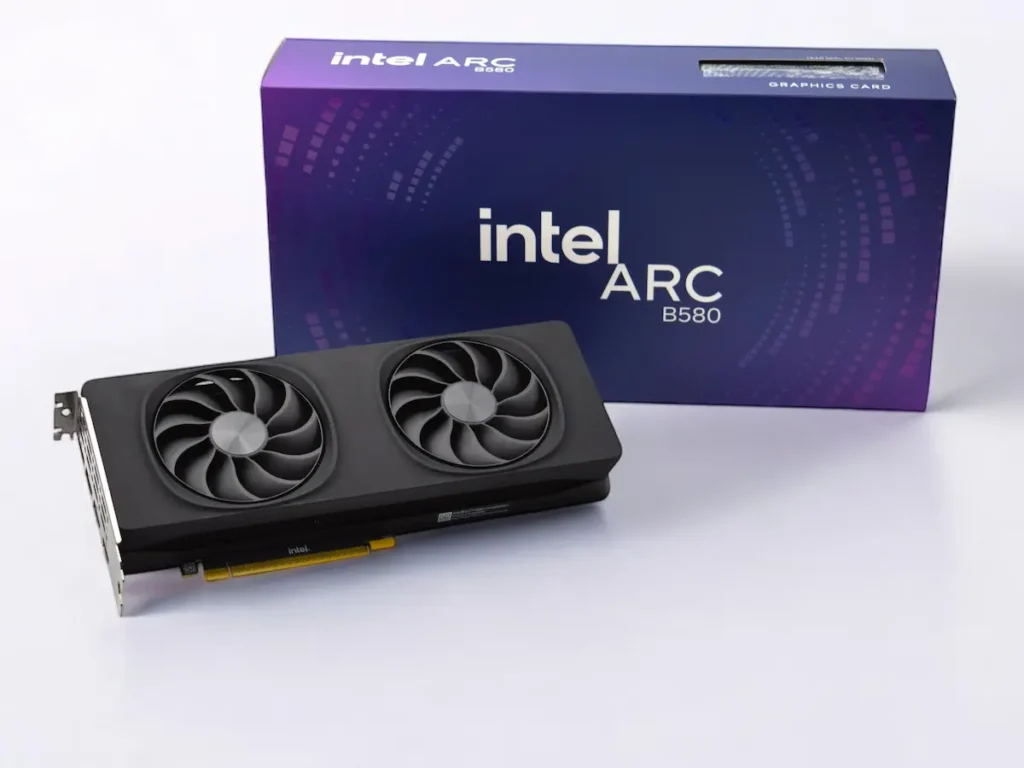 Intel Arc B580 instalada en un PC Gaming.
