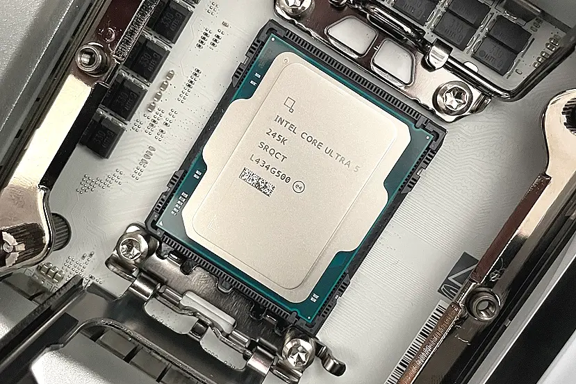 Intel Core Ultra 5 245K con disipador por aire.