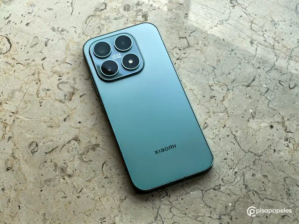 Diseño filtrado del Xiaomi 18 Pro mostrando su módulo de doble cámara de 200 megapíxeles.