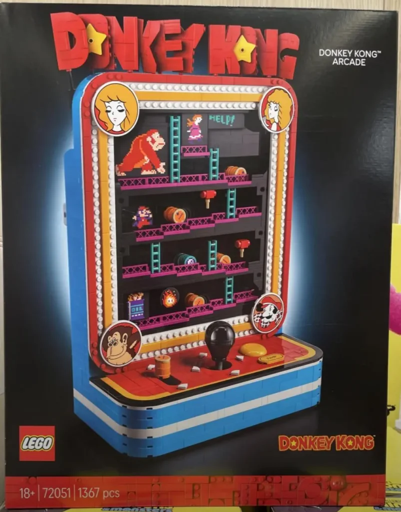 Detalle del set LEGO que recrea la recreativa clásica de Donkey Kong.