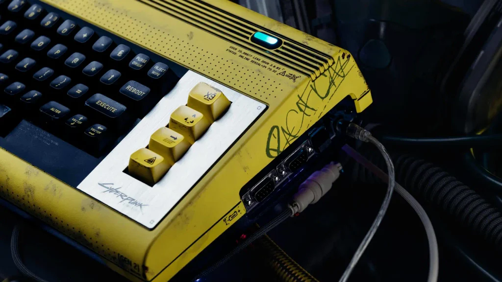 Commodore 77 con carcasa translúcida inspirada en Cyberpunk 2077
