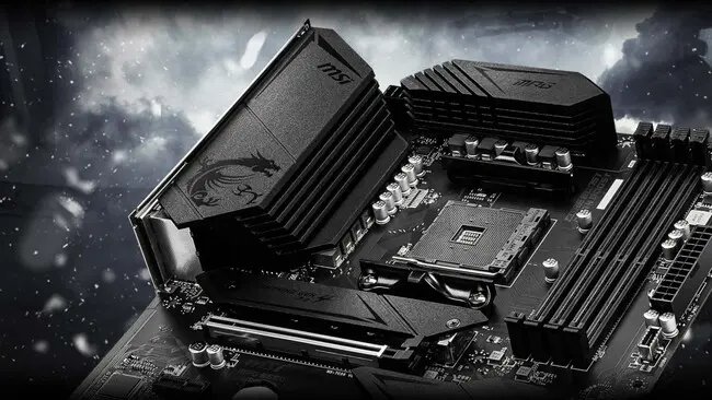 Montaje de PC con una placa base y los logotipos de ASUS, MSI y Gigabyte tras la filtración sobre la subida de precios