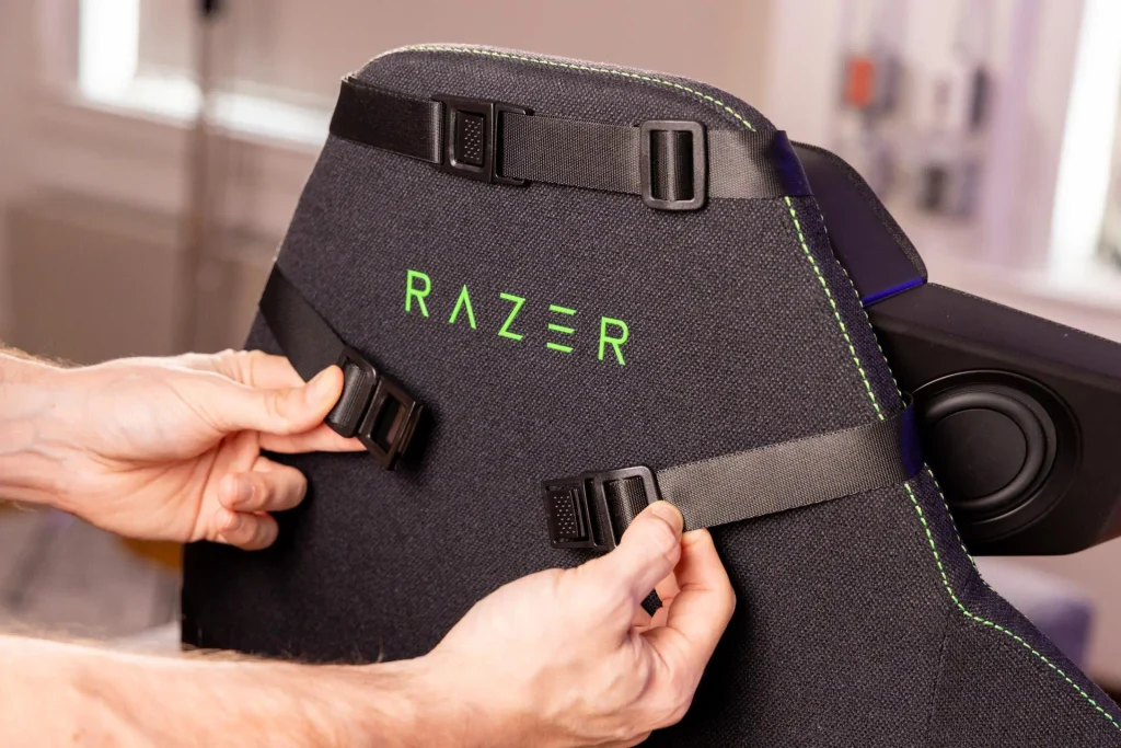 Razer Clio X colocada detrás de la cabeza en una silla gaming