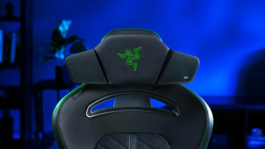 Razer Clio X colocada detrás de la cabeza en una silla gaming