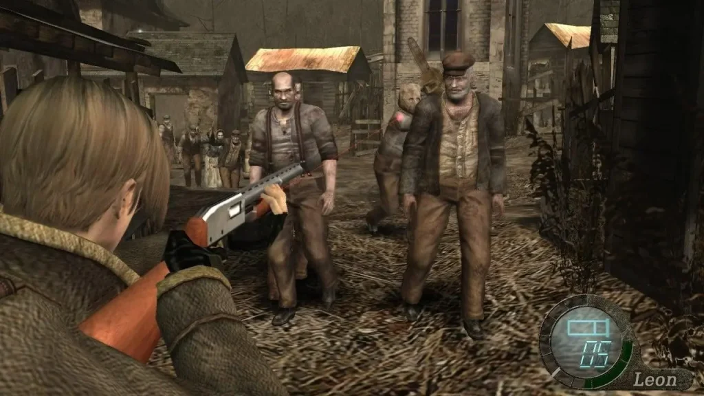 Resident Evil 4 gameplay, Leon Kennedy enfrentándose a enemigos en una aldea
