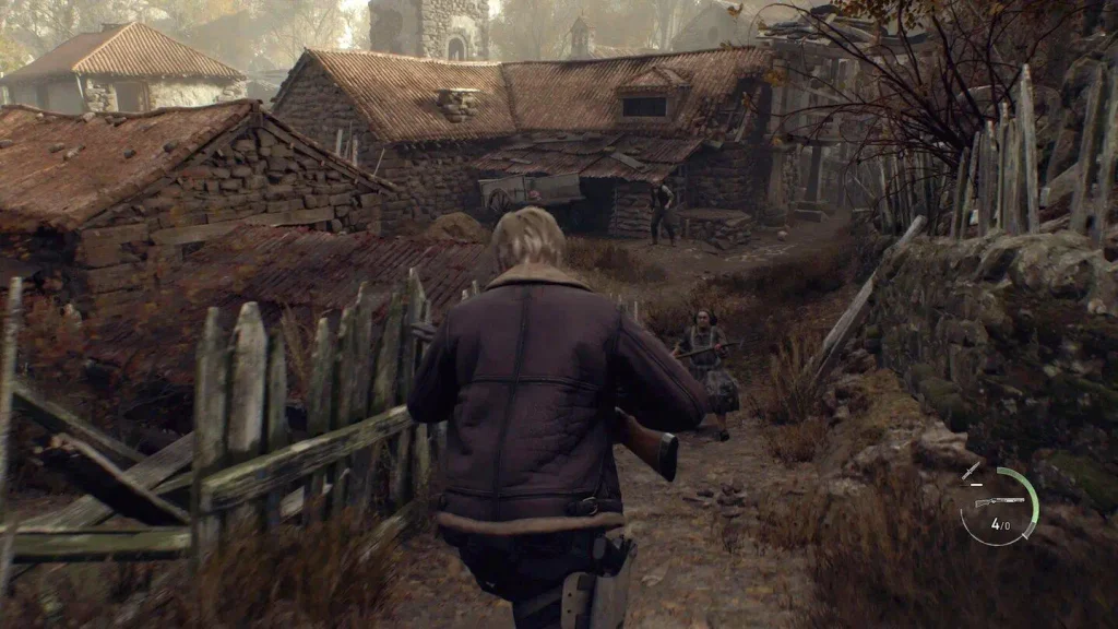 Resident Evil 4 Remake gameplay, Leon Kennedy enfrentándose a enemigos en una aldea