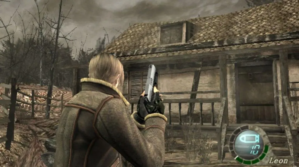 Resident Evil 4 gameplay, Leon Kennedy enfrentándose a enemigos en una aldea
