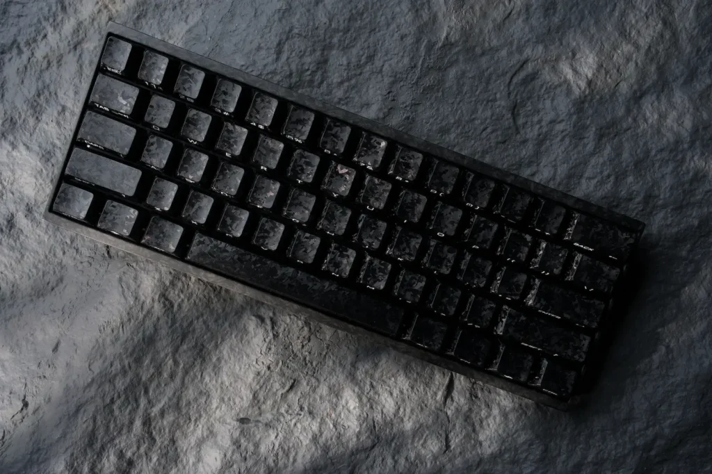 Keychron Carbon 60 HE 8K apuesta por fibra de carbono e interruptores magnéticos